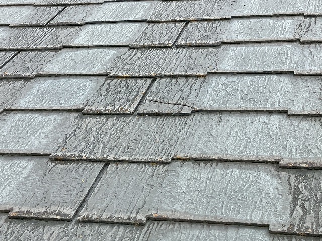 ひびの入ったスレート屋根